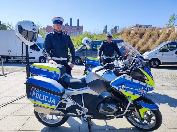 Policjant z motocyklem