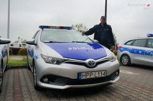 policjant, który odnalazł zaginioną starszą kobietę