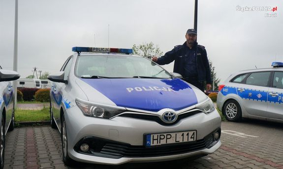 policjant, który odnalazł zaginioną starszą kobietę