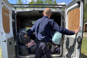 policjant ładuje dary do bagażnika