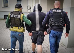 Zatrzymany prowadzony przez policjantów