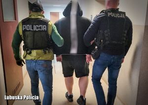 Zatrzymany prowadzony przez policjantów