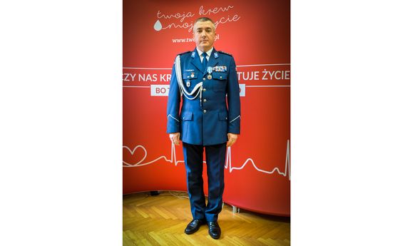 umundurowany policjant uhonorowany odznaczeniem „Honorowy dawca krwi zasłużony dla zdrowia narodu”