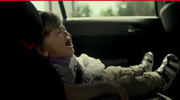 zdjęcie poglądowe - płaczące dziecko w samochodzie