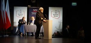 Kpt.ż.w. dr h.c. Zbigniew Sulatycki stoi przy mównicy na scenie