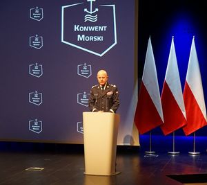 Komendant Główny Policji stoi przy mównicy na scenie