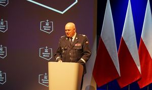 Komendant Wojewódzki Policji w Gdańsku stoi na scenie przy mównicy