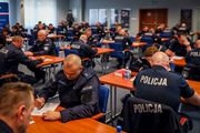 zebrani na sali policjanci rozwiązują testy