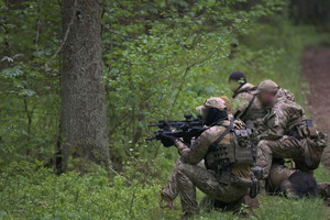 kontrterroryści ćwiczą w lesie