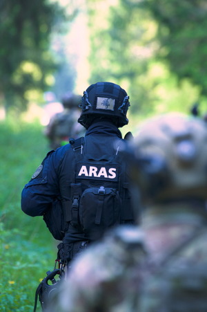kontrterrorysta z grupy ARAS w lesie