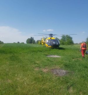 śmigłowiec lotniczego pogotowia ratunkowego ląduje na łące