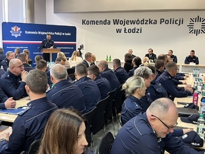 policjanci siedza przy stołach podczas szkolenia