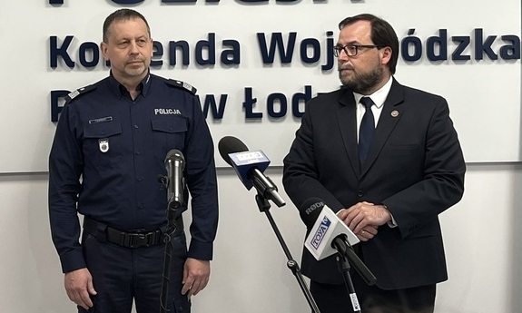 Główny Inspektor Ochrony Środowiska i zastępca Komendanta Głównego Policji podczas udzielania wywiadu dziennikarzom