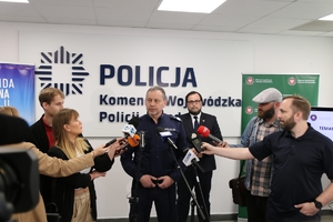 Zastępca Komendanta Głównego Policji udziela wywiadu dziennikarzom