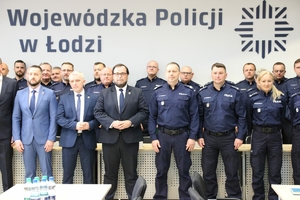 Główny Inspektor Ochrony Środowiska i Zastępca Komendanta Głównego Policji oraz policjanci i inne osoby pozują do zdjęcia