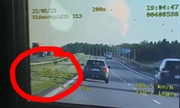 zdjęcie ekranu wideorejestratora przedstawia samochód przekraczający prędkość