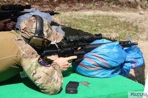 uczestnik turnieju oddaje strzał na leżąco