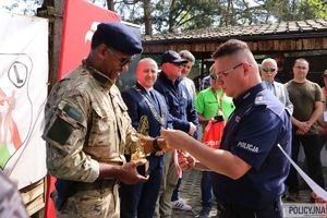 umundurowany dowódca BOA otrzymuje medal i puchar