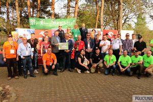 zdjęcie zbiorowe organizatorów, zaproszonych gości i zawodników, którzy brali udział w turnieju