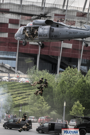 ćwiczenia policyjnych kontrterrorystów z wykorzystaniem śmigłowców w terenie PGE Stadionu Narodowego w Warszawie