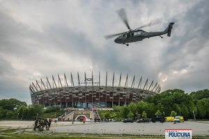 ćwiczenia policyjnych kontrterrorystów z wykorzystaniem śmigłowców w terenie PGE Stadionu Narodowego w Warszawie