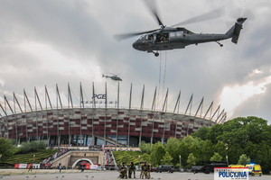 ćwiczenia policyjnych kontrterrorystów z wykorzystaniem śmigłowców w terenie PGE Stadionu Narodowego w Warszawie