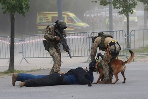 ćwiczenia policyjnych kontrterrorystów z wykorzystaniem śmigłowców w terenie PGE Stadionu Narodowego w Warszawie