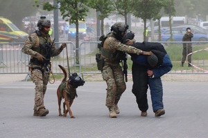 ćwiczenia policyjnych kontrterrorystów z wykorzystaniem śmigłowców w terenie PGE Stadionu Narodowego w Warszawie