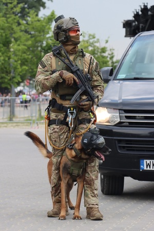 ćwiczenia policyjnych kontrterrorystów z wykorzystaniem śmigłowców w terenie PGE Stadionu Narodowego w Warszawie