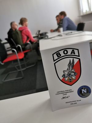 szkolący się pracownicy i negocjatorzy z CPKP &amp;amp;quot;BOA&amp;amp;quot; z przodu widoczne logo CPK &amp;amp;quot;BOA&amp;amp;quot;