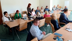 uczestnicy warsztatów szkoleniowych podczas dyskusji