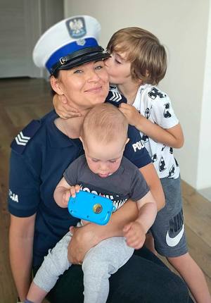 policjantka z dwójką dzieci