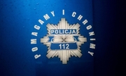 gwiazda policyjna z napisem Policja, wokół niej znajduje się napis pomagamy i chronimy