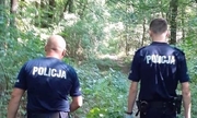 dwaj policjanci w lesie podczas poszukiwań