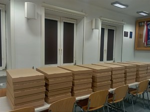 Kartony leżące na stolikach w pomieszczeniu