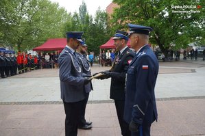 na zdjęciu wyróżnieni policjanci z komendantami Policji i Straży Pożarnej