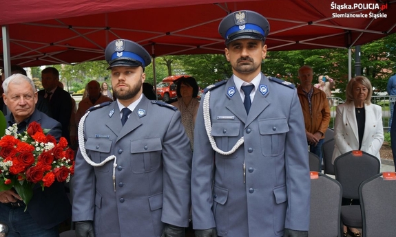 na zdjęciu wyróżnieni policjanci