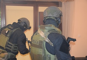 dwóch policjantów z oddziału kontrterrorystycznego policji znajdujących się wewnątrz jednego z mieszkań w których prowadzone były działania