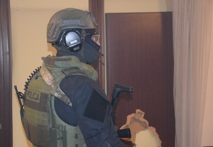 policjant z oddziału kontrterrorystycznego policji znajdujący się w środku jednego z meszkań w których prowadzone były działania