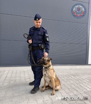 policjant z psem służbowym