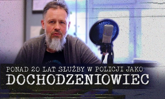 nieumundurowany policjant siedzi przy mikrofonie radiowym, w dolnej części zdjęcia napis: ponad 20 lat służby w policji jako dochodzeniowiec