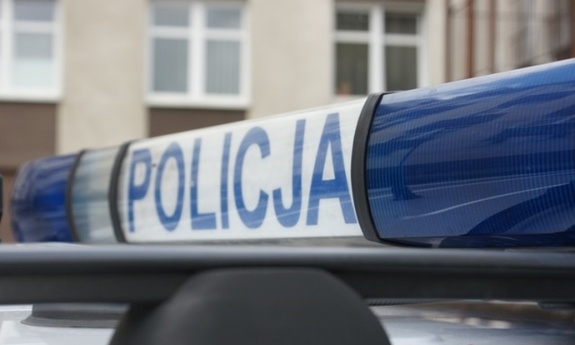 sygnalizator świetlny na dachu radiowozu policyjnego z napisem policja