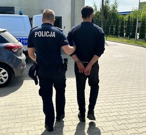 policjant z zatrzymanym