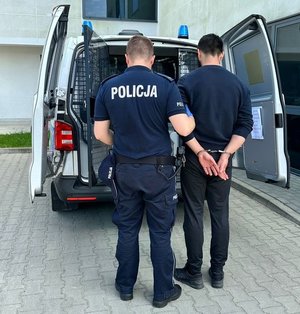 policjant z zatrzymanym