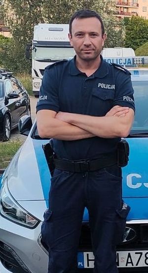 policjant, który pomógł 2-latce zagubionej w sklepie