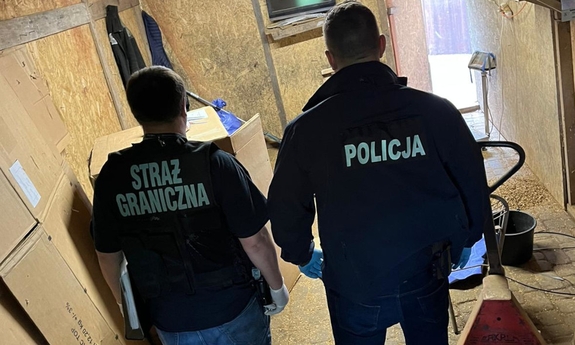 policjant i funkcjonariusz Straży Granicznej