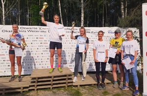 najlepsze zawodniczki na podium, trzymają puchary i medale