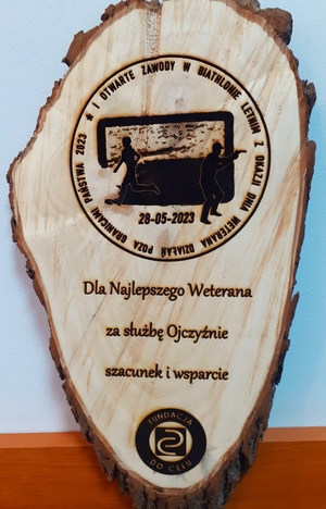 pamiątkowa tabliczka wykonana z drewna dla najlepszego Weterana