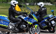 dwaj policjanci na motocyklach w trakcie pokazu