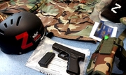 Zabezpieczone przez policjantów przedmioty w tym broń, magazynek na naboje i kaski